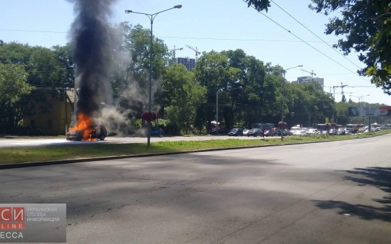 На Таирова посреди дороги дотла сгорел автомобиль (фото) «фото»
