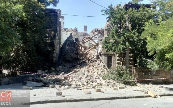 Рухнул фасад старинного «масонского дома» в центре Одессы: под завалами могут быть люди (фото) «фото»