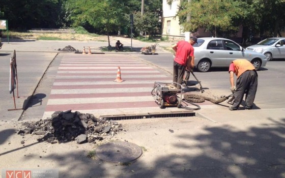 Возле одесской школы пешеходный переход подняли до уровня тротуара (фото) usionline.com Возле одесской школы пешеходный переход подняли до уровня тротуара (фото) «фото»
