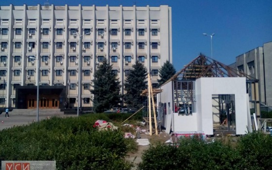 Возле Одесской обладминистрации строят домик для бракосочетаний (фото) «фото»