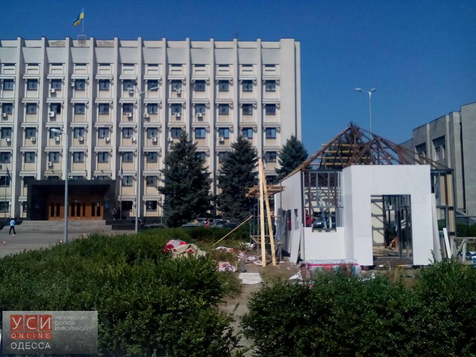 Возле Одесской обладминистрации строят домик для бракосочетаний (фото) «фото»
