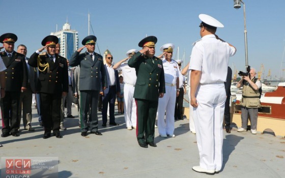 Министр обороны возложил на воду венок в акватории одесского порта (фото) «фото»