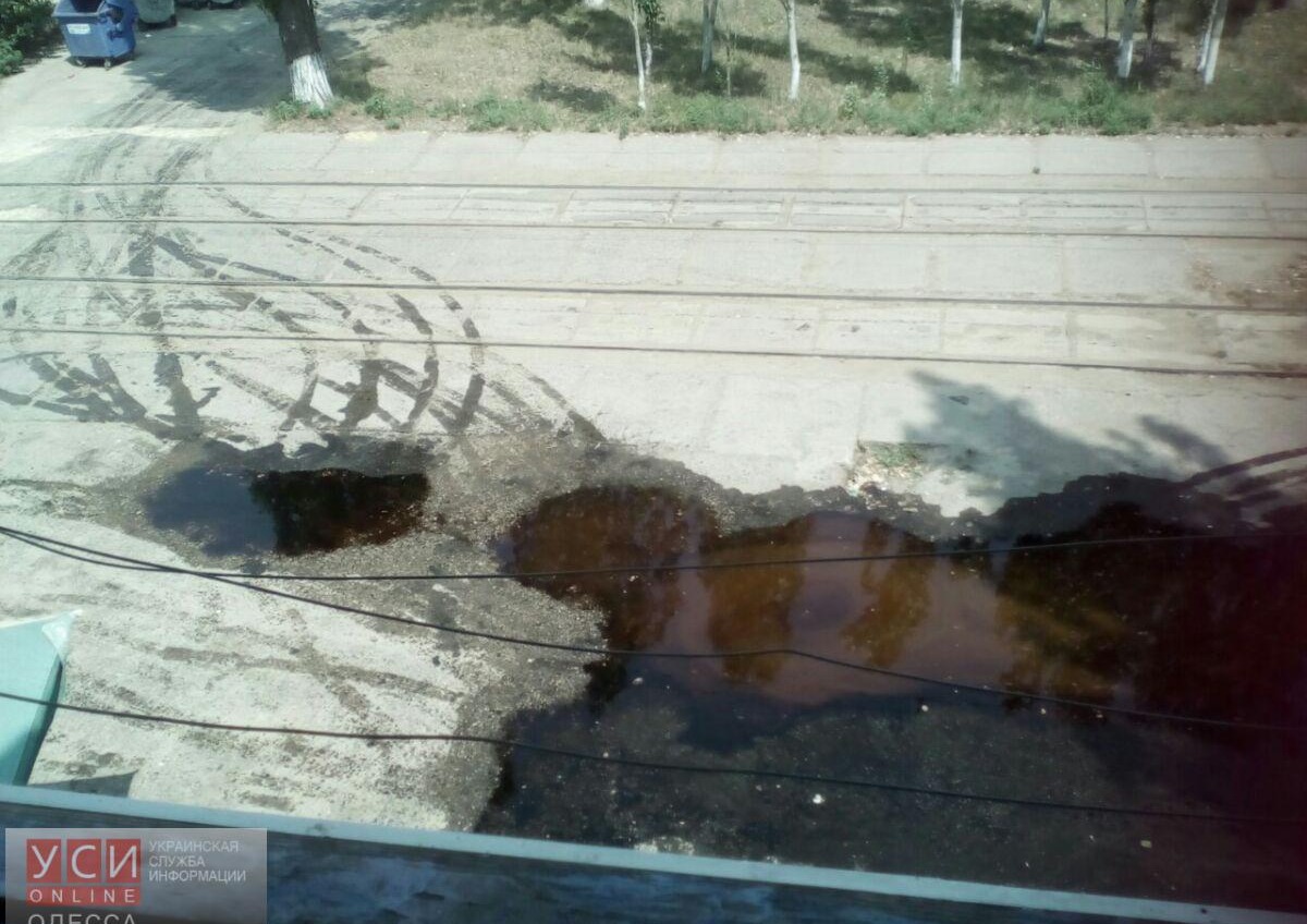 На Слободке из канализации на тротуар полилось горючее масло (фото) «фото»
