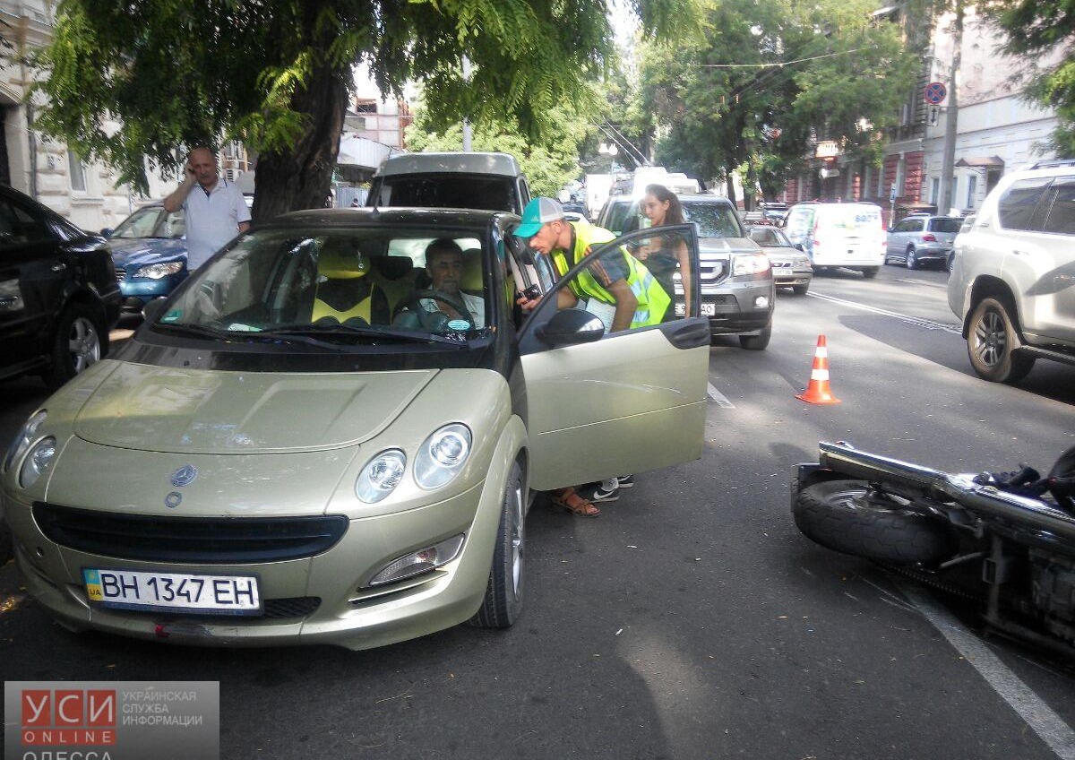 ДТП в центре Одессы: автомобиль сбил мотоциклиста (фото) «фото»