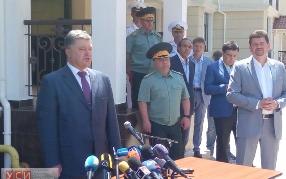 Петр Порошенко остался доволен квартирами для военных моряков, которые ему показал Аднан Киван (фото) «фото»