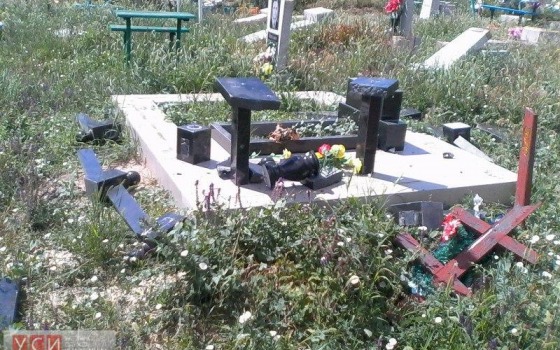 Масштабный акт вандализма в Одесской области: разрушено 152 памятника (фото) usionline.com Масштабный акт вандализма в Одесской области: разрушено 152 памятника (фото) «фото»