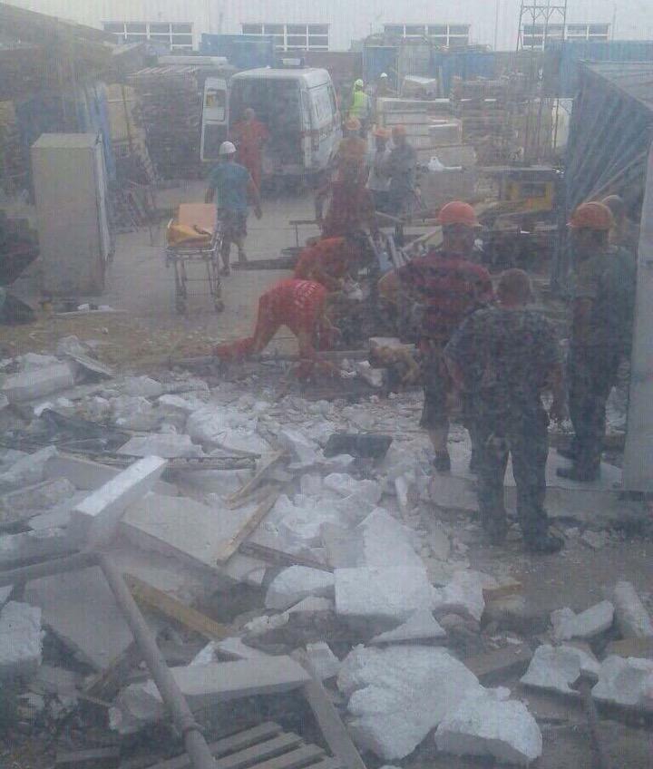 На стройплощадке высотки бетонная плита обрушилась на бытовку с рабочими: есть пострадавшие (фото) «фото»