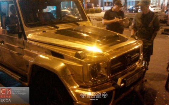 Из одесской «Аркадии» на эвакуаторе увезли золотой «Mercedes» (фото) «фото»
