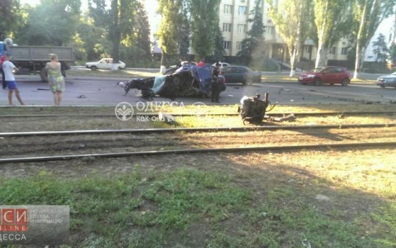 Смертельное ДТП на улице Черноморского казачества: автомобиль влетел в столб (фото) «фото»