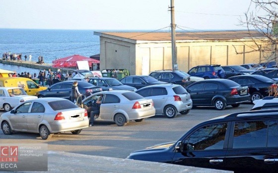 Одесские депутаты заступились за пляжные парковки и предлагают снизить им сборы «фото»