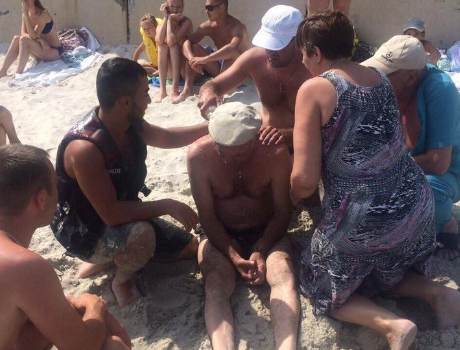 Пьяный мужчина чуть не утонул на пляже в Одессе, из воды его вытащил спасатель (фото) «фото»