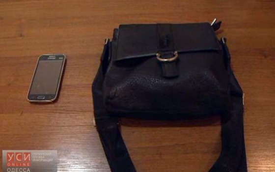 Разговор в Аркадии 39-летней одесситки с молодыми людьми закончился грабежом (фото) «фото»