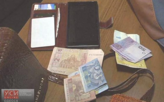 Туристы из Киевской области лишились рюкзака на пляже «Ланжерон» «фото»