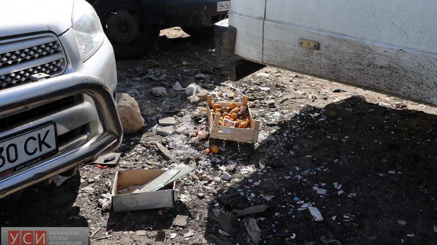 Антисанитария у «Привоза»: чиновники не могут справиться с горами мусора (фото) «фото»