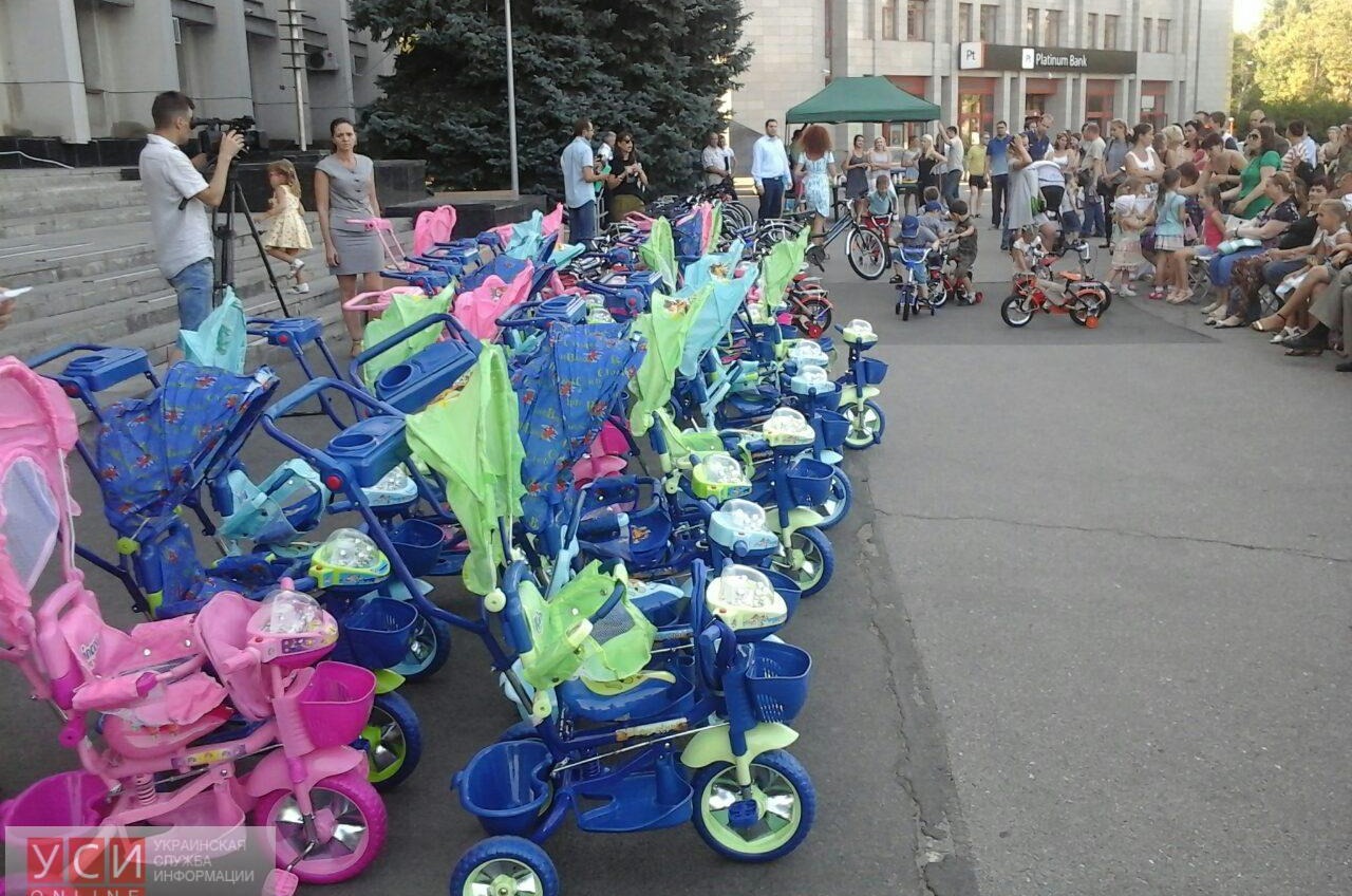 Саакашвили подарил детям 100 велосипедов (фото) «фото»