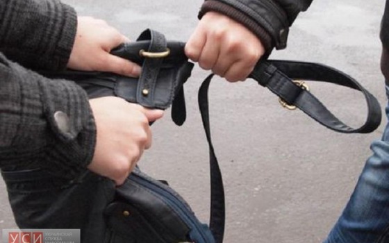 Дерзкое ограбление на Таирово: у мужчины украли барсетку и протащили его на машине (видео) «фото»
