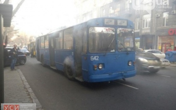 Троллейбусный маршрут остановился из-за тройного ДТП в Одессе «фото»