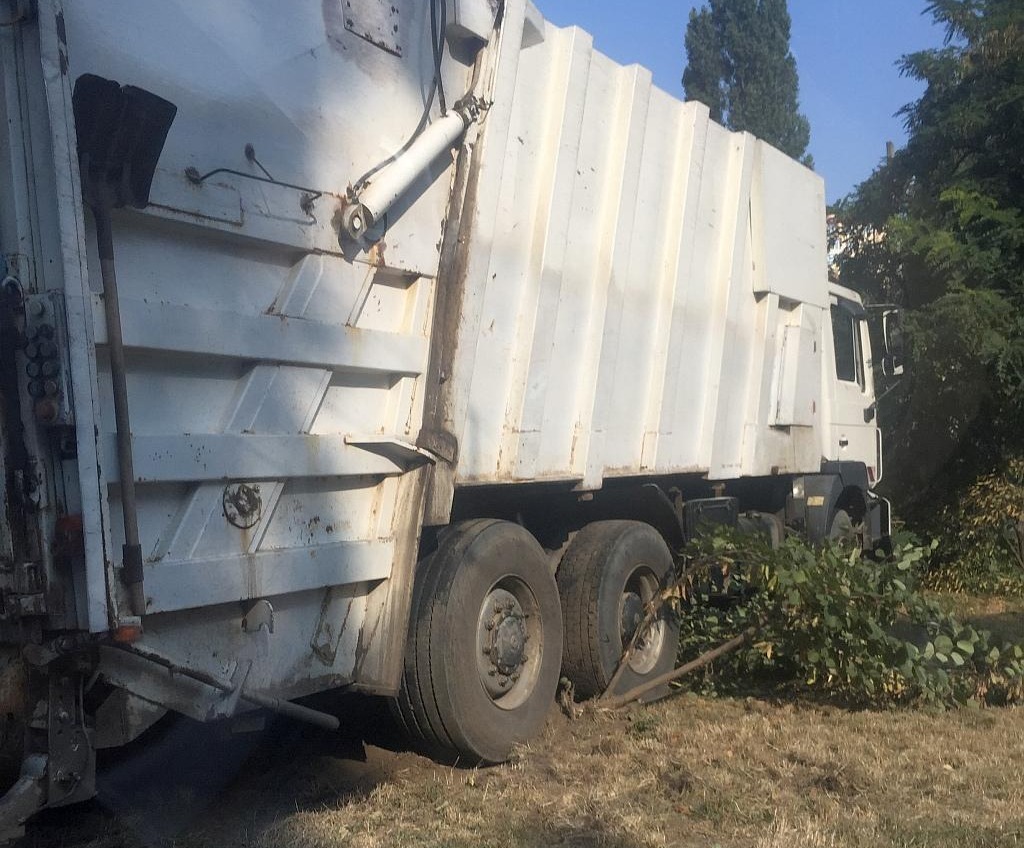 В Одессе мусоровоз влетел в зеленую зону (фото) «фото»