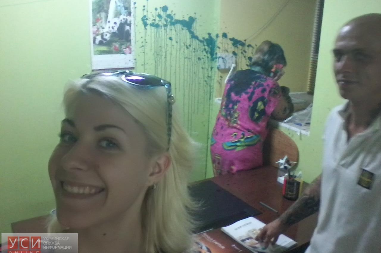 Одесские активисты нагрянули в офис «лже-риэлторов» и облили сотрудницу зеленкой (фото) «фото»