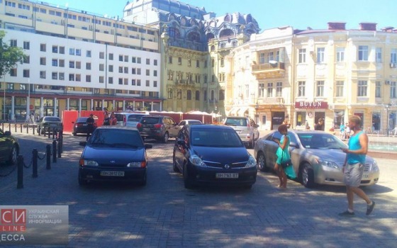 Стихийная парковка на Греческой площади: машины заехали через дыру в ограждении (фото) «фото»