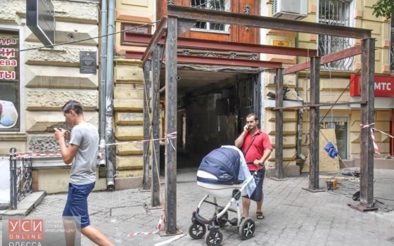 В центре Одессы перед памятником архитектуры вбивают металлические сваи (фото) «фото»
