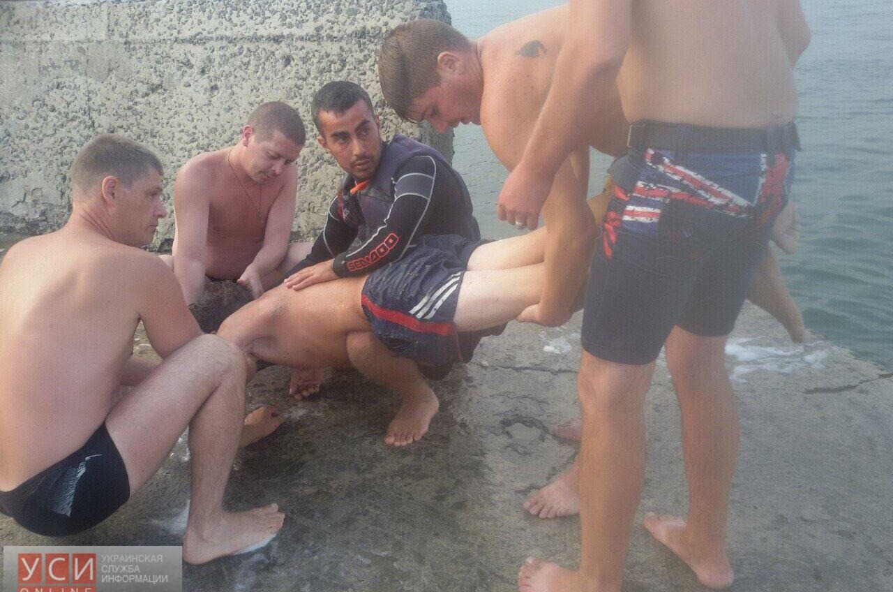 Пьяный мужчина, прыгая с пирса в море, потерял сознание «фото»