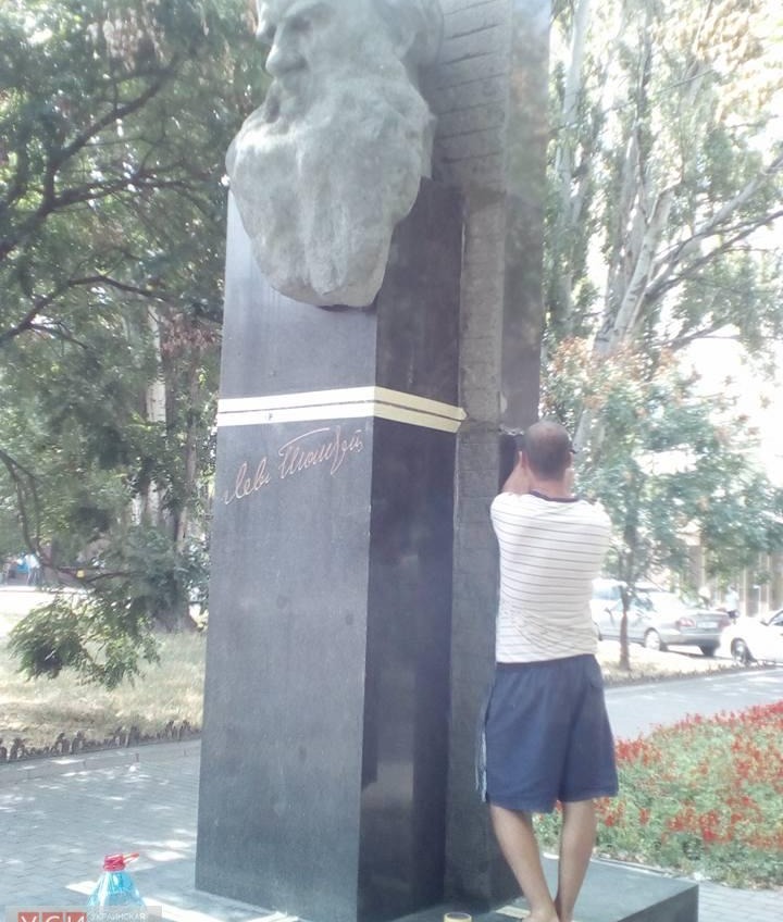 Неизвестные начали разбирать памятник Льву Толстому в Одессе (фото) ОБНОВЛЕНО «фото»