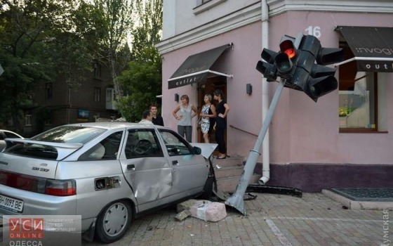 Автомобиль протаранил светофор за Тещиным мостом (фото) «фото»