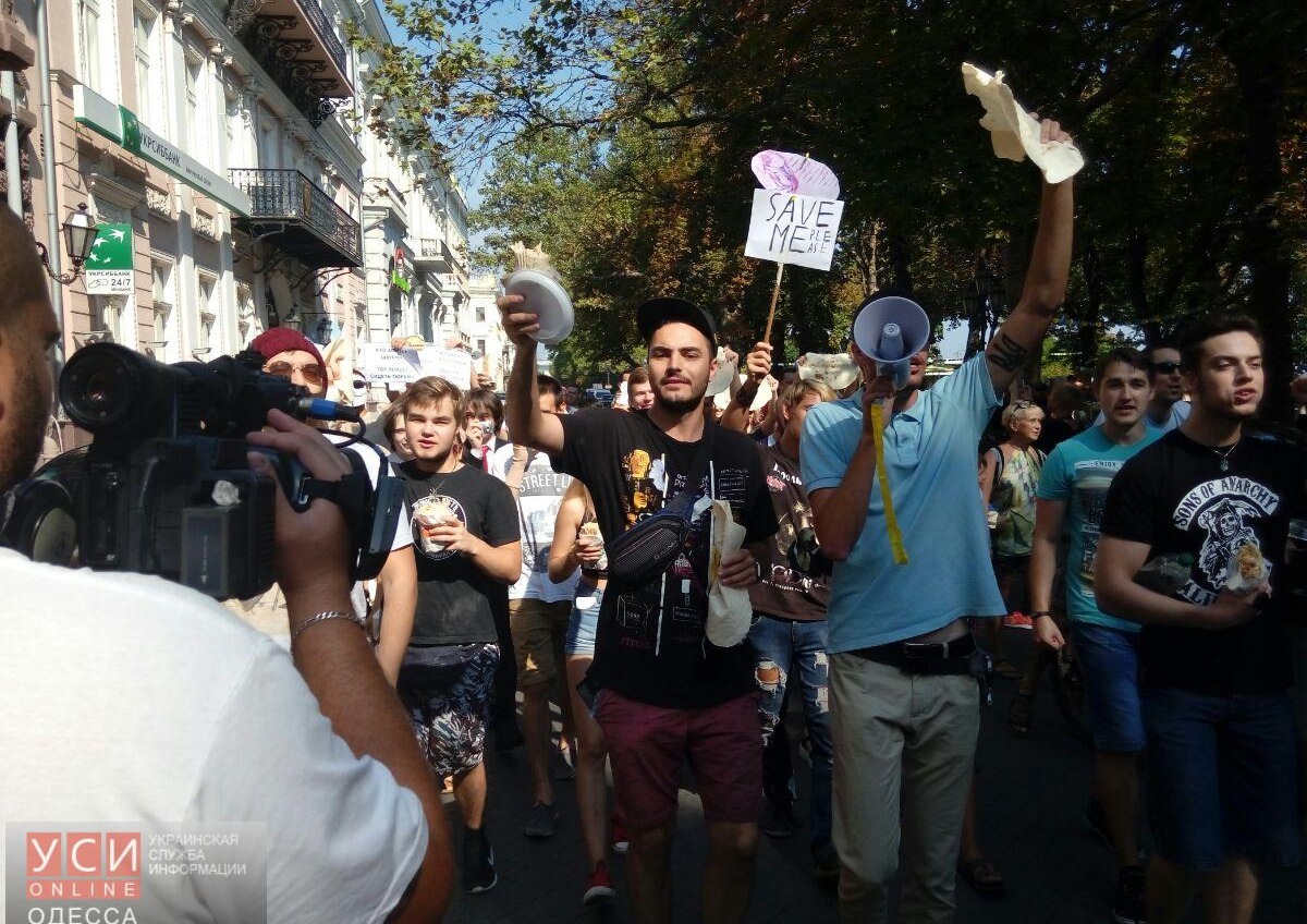 “ШаурМарш”: одесситы прошли по Приморскому бульвару с фаст-фудом и лавашами (фото) «фото»