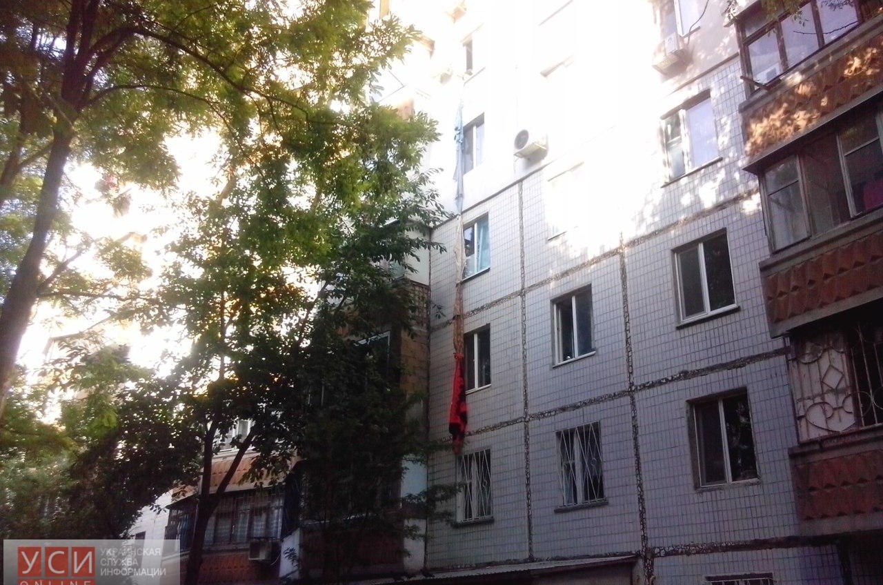 На поселке Котовского неизвестный совершил побег с шестого этажа при помощи связанных простыней (фотофакт) «фото»