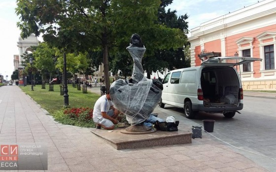 Символ “якорь-сердце” установили на Ланжероновской: до 2-го сентября он будет обтянут пленкой (фото) «фото»