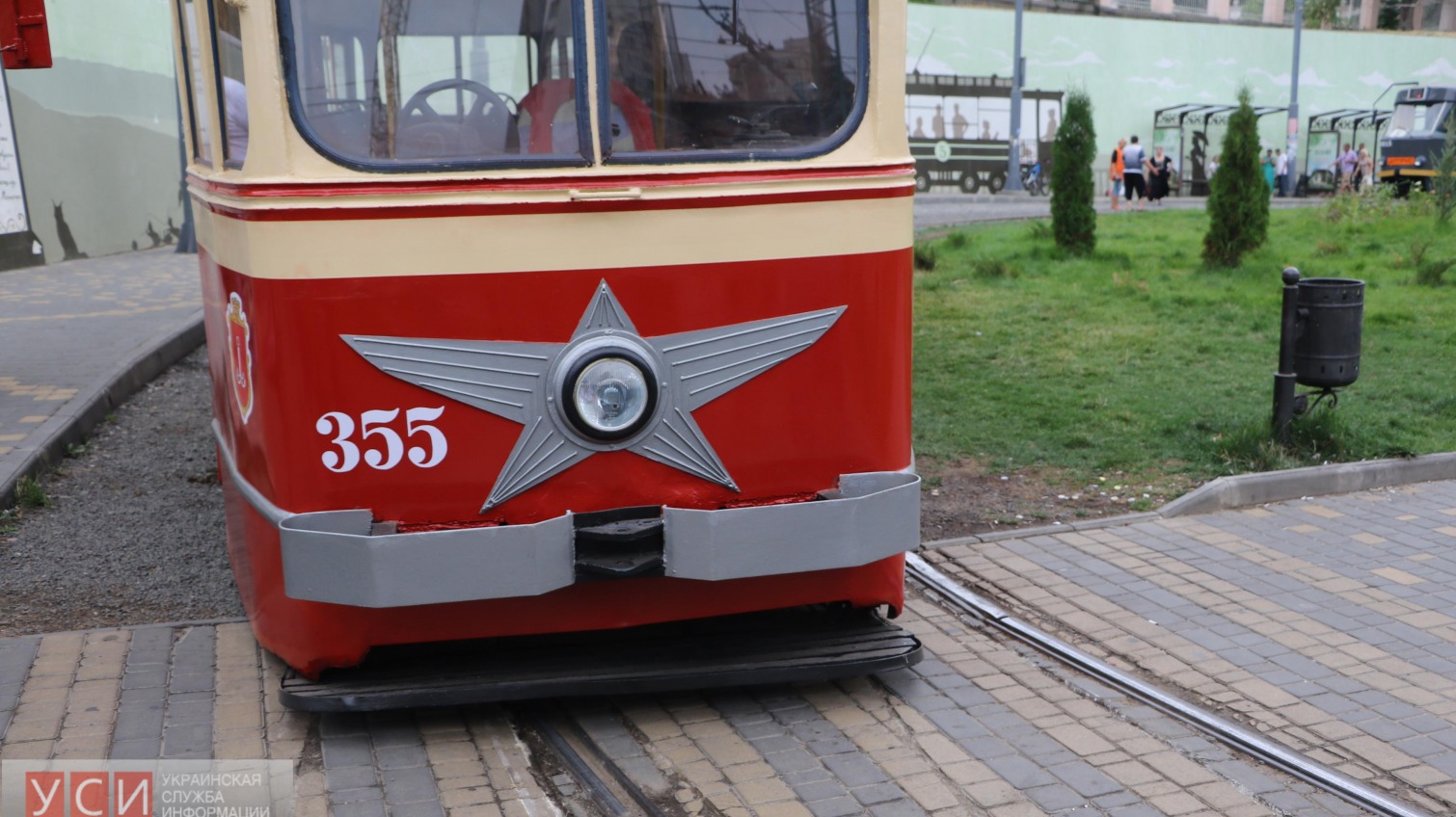 Туристический трамвай во время первой же поездки сошел с рельсов в Аркадии (фото) «фото»