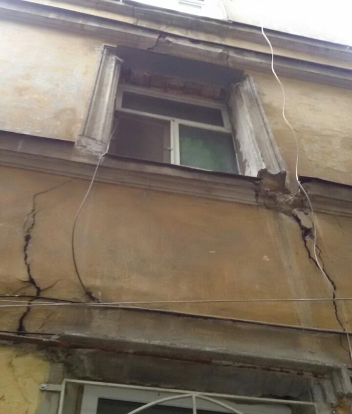 Дом в центре Одессы может обрушиться: жильцы жалуются на треск стен (фото) «фото»