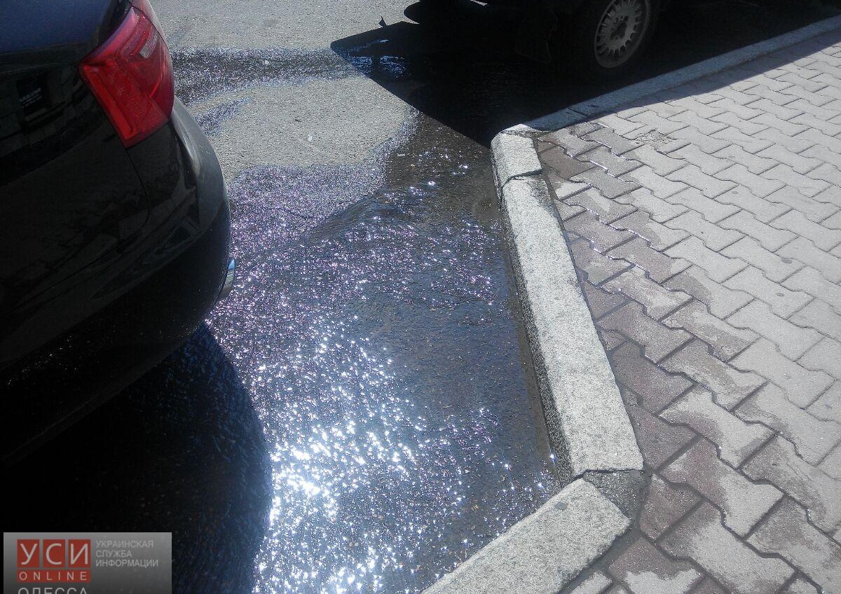 Центр Одессы затапливает из канализационного люка (фотофакт) «фото»