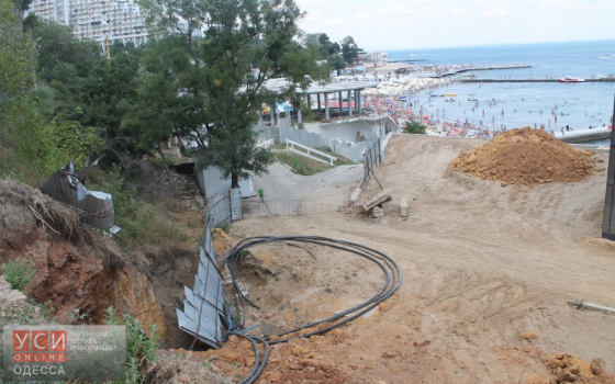 Оползень в Аркадии, который повредил частные дома, вызван неумелой подрезкой склона строителями аквапарка «фото»