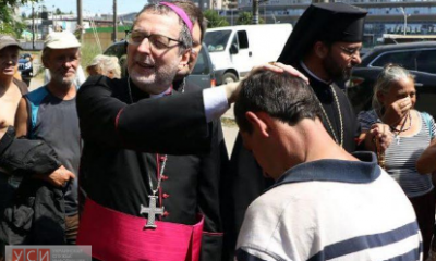 Ватиканский посол накормил одесских бездомных (фото) «фото»