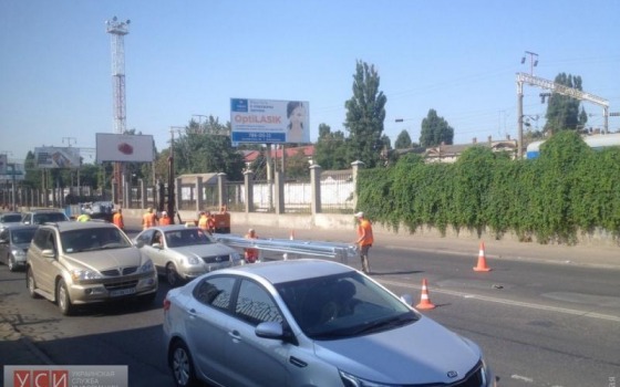 В Одессе начались работы по установке отбойника на Среднефонтанской «фото»