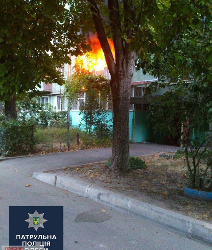 Одесские патрульные в пять утра эвакуировали многоэтажку (фото) «фото»