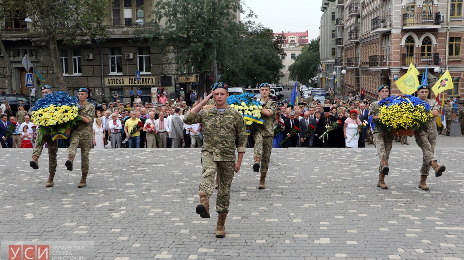 Волонтеры и участники АТО отметили День Независимости у памятника Шевченко (фото) «фото»