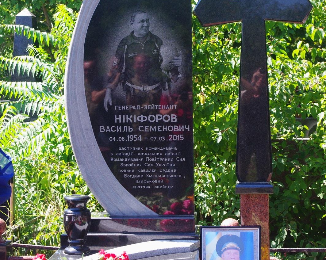 Военные летчики в Одессе установили памятник на могиле известного украинского авиатора (фото) «фото»
