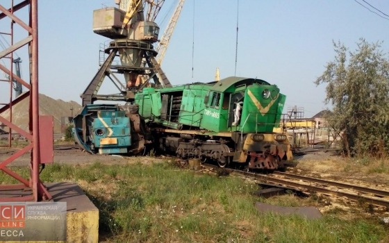 ЧП в Ильичевском рыбпорту: у поезда отказали тормоза, 20 вагонов слетели с рельсов (фото) «фото»
