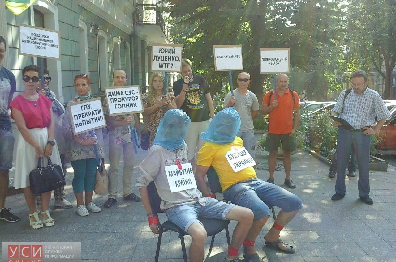 Одесских активистов привязали к стульям возле прокуратуры в поддержку НАБУ (фото) «фото»