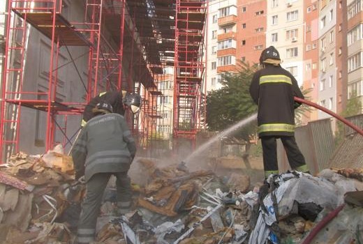 Из-за пожара на свалке чуть не загорелось новое здание Южненского горсовета (фото) usionline.com Из-за пожара на свалке чуть не загорелось новое здание Южненского горсовета (фото) «фото»