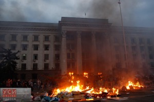 A pro-Russian activist tent camp burns in front of the trade union building in Odessa May 2, 2014. At least 38 people were killed in a fire on Friday in the trade union building in the centre of Ukraine's southern port city of Odessa, regional police said. REUTERS/Yevgeny Volokin (UKRAINE - Tags: POLITICS CIVIL UNREST)