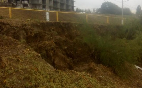 В Черноморске непогода вызвала оползни на центральном пляже (фото) «фото»