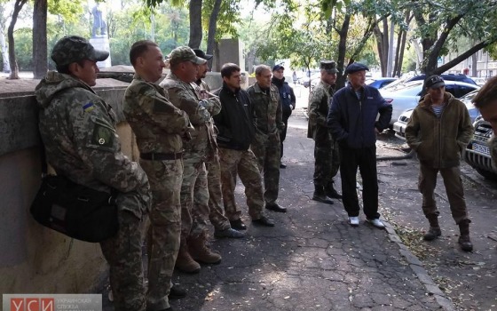 Группу иногородних мужчин в военной форме задержали в центре Одессы (фото, обновлено) «фото»