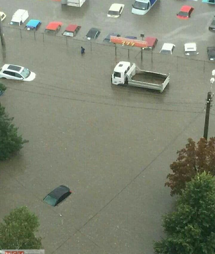 В Одессе затопило десятки стоянок: автомобилистам придется потратиться на ремонт (фото) «фото»
