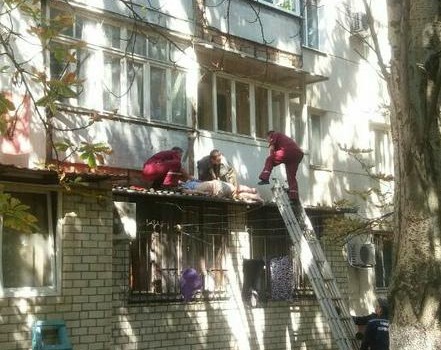 Пожилой житель Черноморска скончался после падения с пятого этажа «фото»