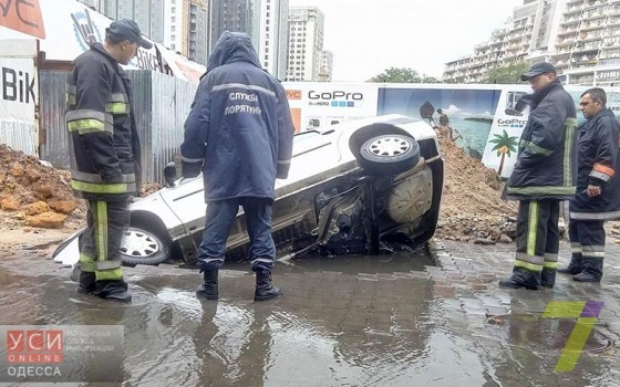  В Аркадии автомобиль провалился под землю (фото) «фото»