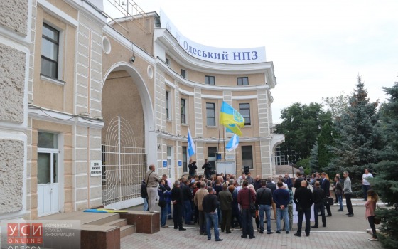 Рабочие заблокировали НПЗ и не пустили бензовоз на территорию завода (фото) «фото»